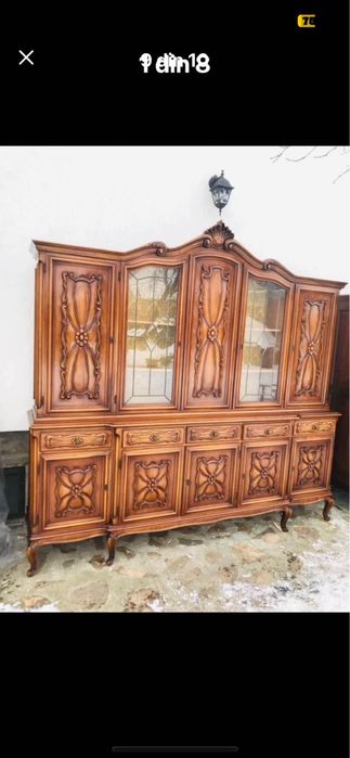 Vitrine stil Baroc Piemontez din lemn sculptat Nuc