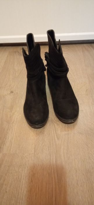 Дамски боти 2 чифта по 10 лева всеки чифт