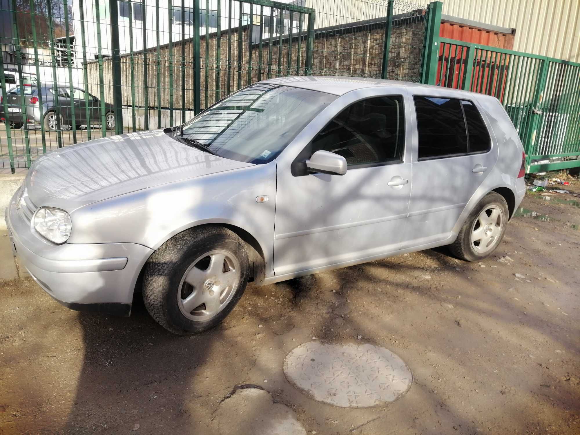 Продавам Golf4 / 1,6 / 101hp / 2000г - за части или ремонт на двигател