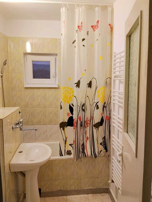 Închiriez garsonieră