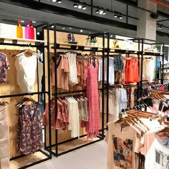 Торговое оборудование, полки, стелажи, вешалки.