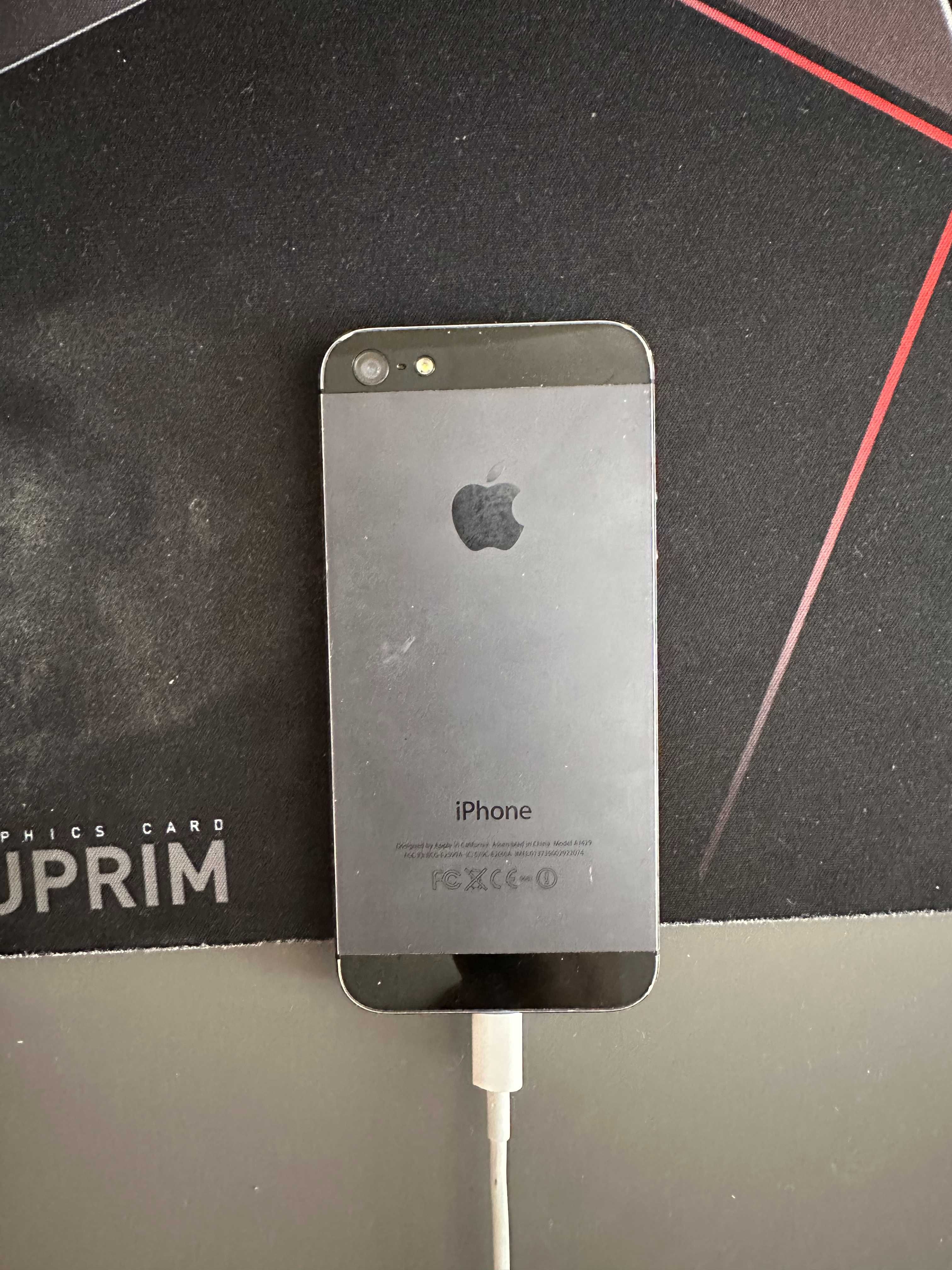 Счупен Iphone 5 (zа части)