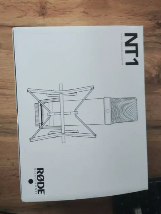 микрофон Rode NT1 Signature Series в черном цвете.