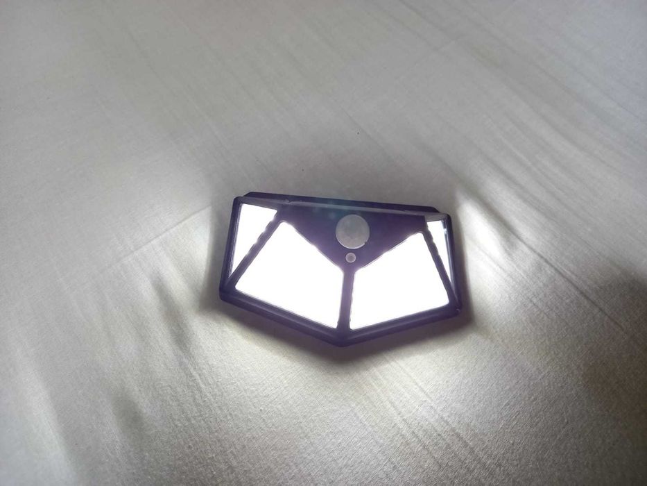 Lampa solara de curte cu senzor de miscare (100 LED SMD)