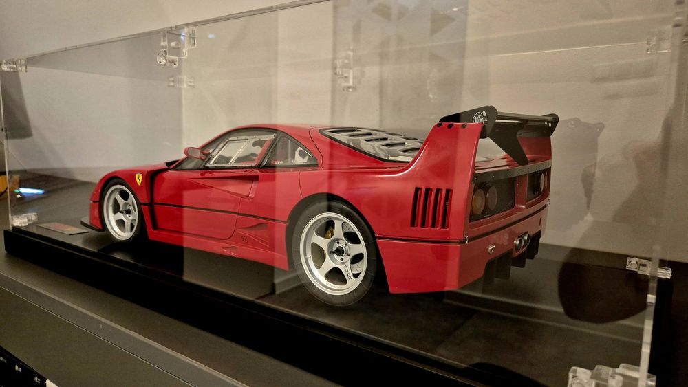 FERRARI F40 1:8 diecast