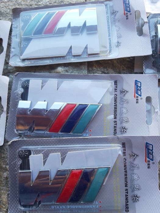 Продавам автомобилни емблеми