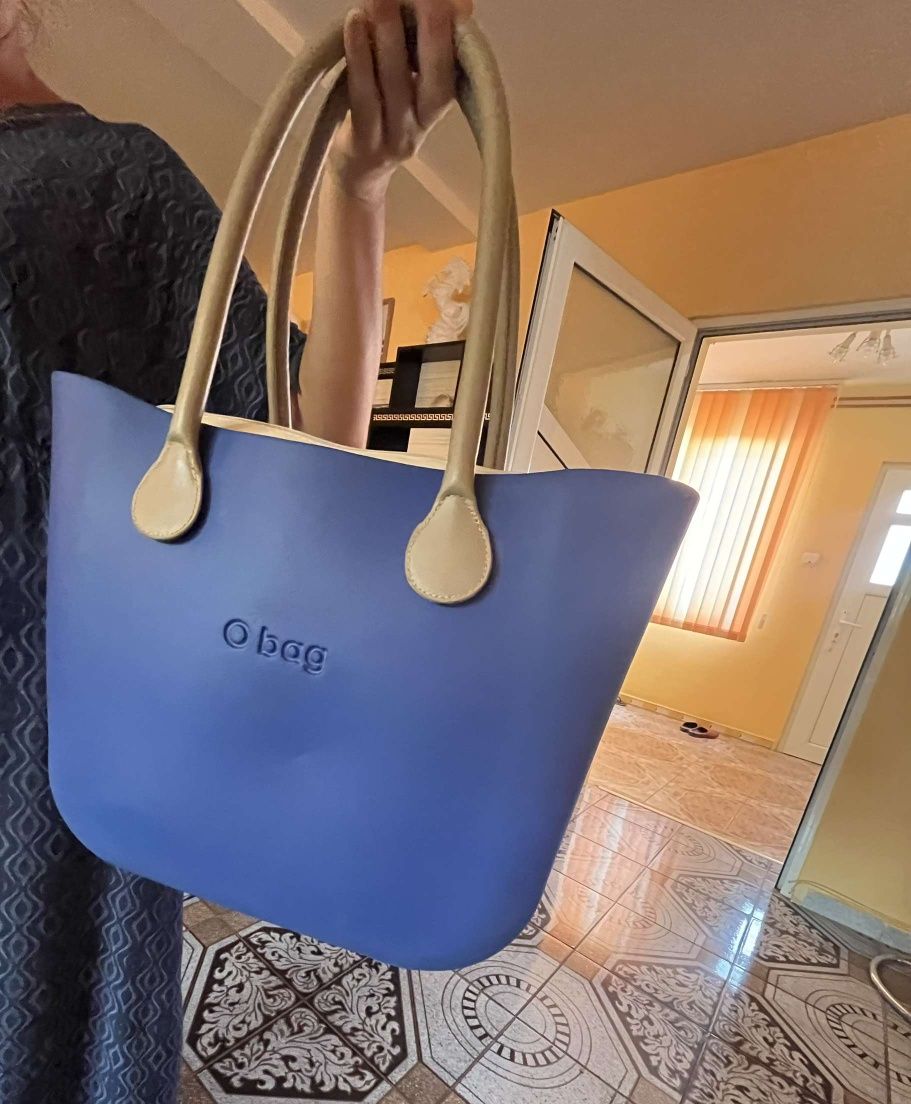 O bag чанта - модел Classic
	•	Цвят: Син корпус с бежови дръжоки
	•	Ма