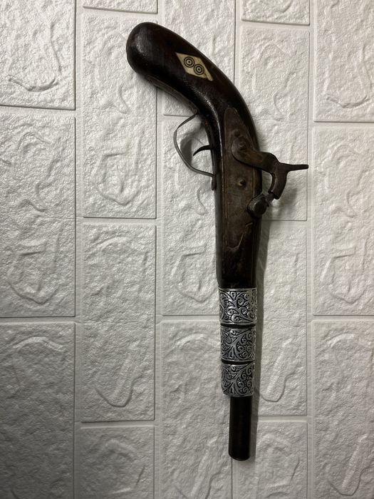 Стар пистолет с вградени орнаменти