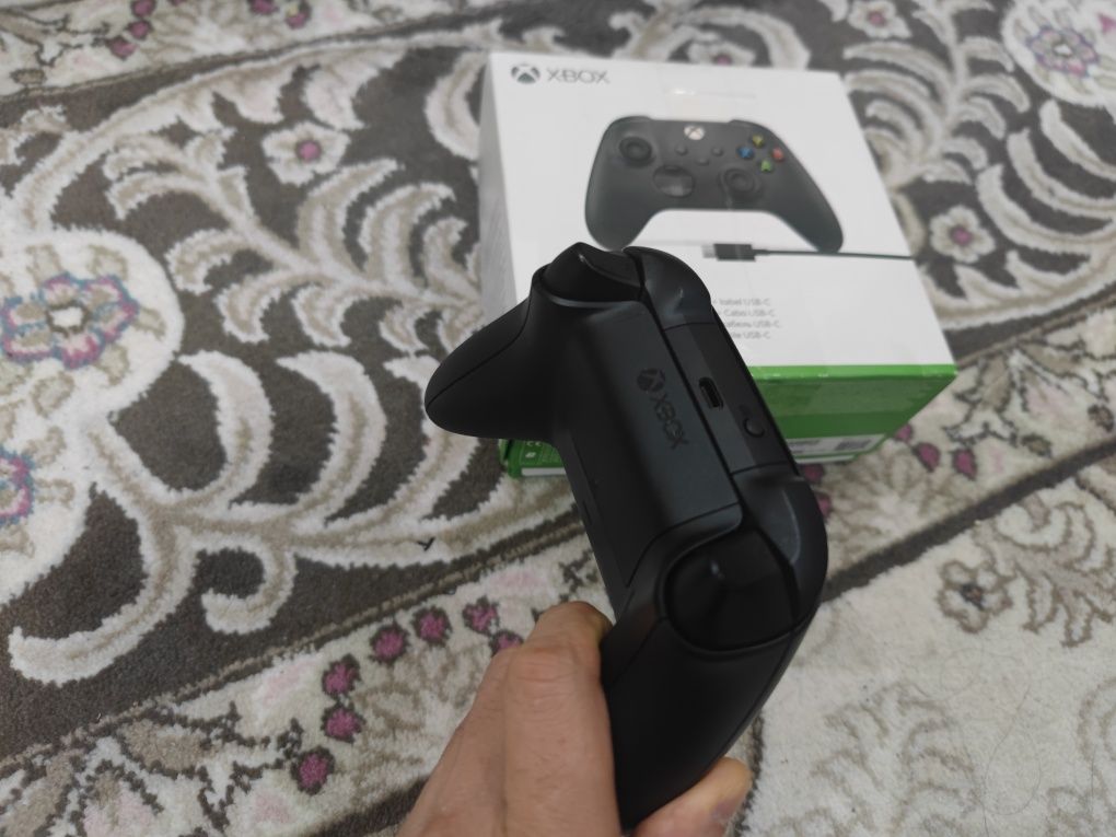 Xbox gamepad sotiladi