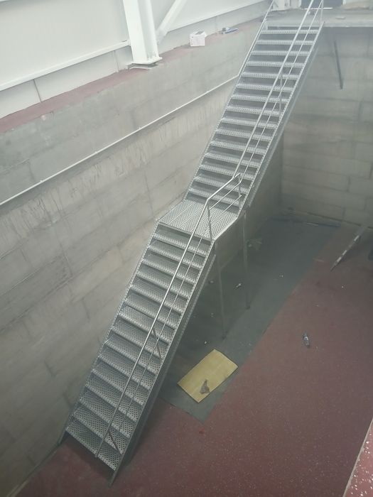 Vindem scări zincate de exterior