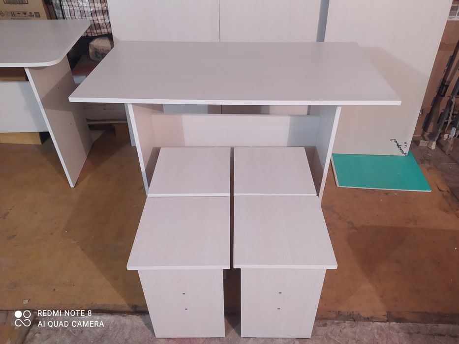 Стол с табуретками