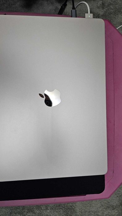 Vand Apple MacBook Air 15" procesor M3, 8GB, 256GB SSD, Starlight