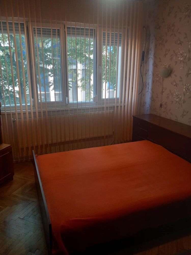 ЦЕНТЪР. Отлична локация, първи етаж.