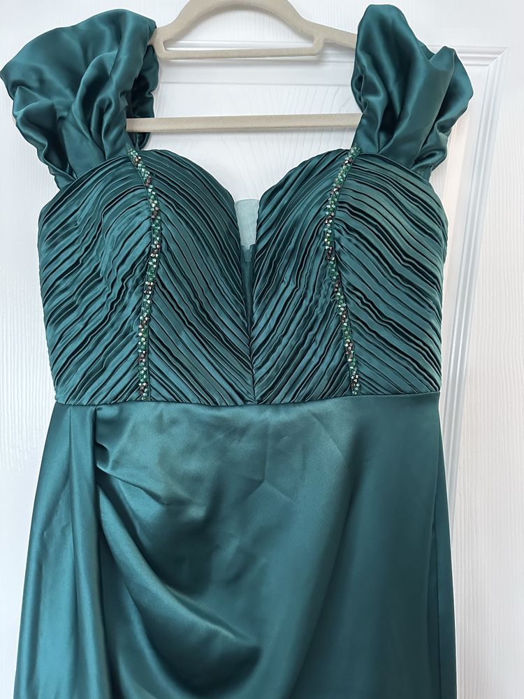 Чисто нова зелена разкошна рокля