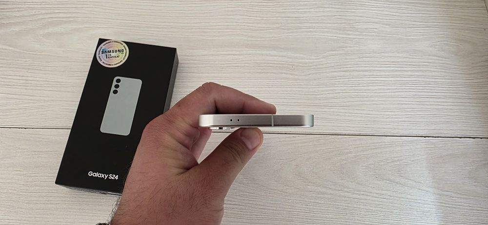 Продам официальный Vietnam Samsung s24 8/256 в идеальном состоянии!