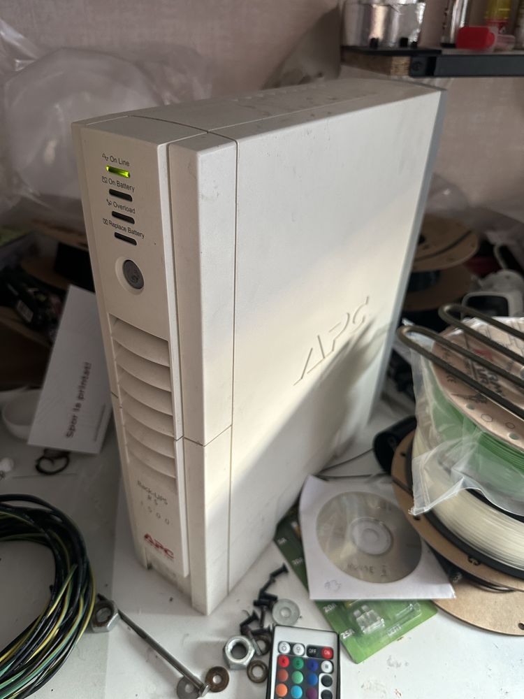 UPS APC Back-UPS 1500 (baterii noi high rate)