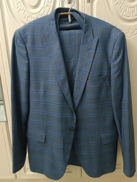 Продаётся стильный костюм тройка