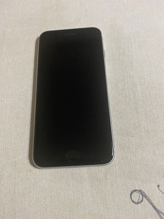 iPhone 8 -64GB ,зарядно,не е заключен