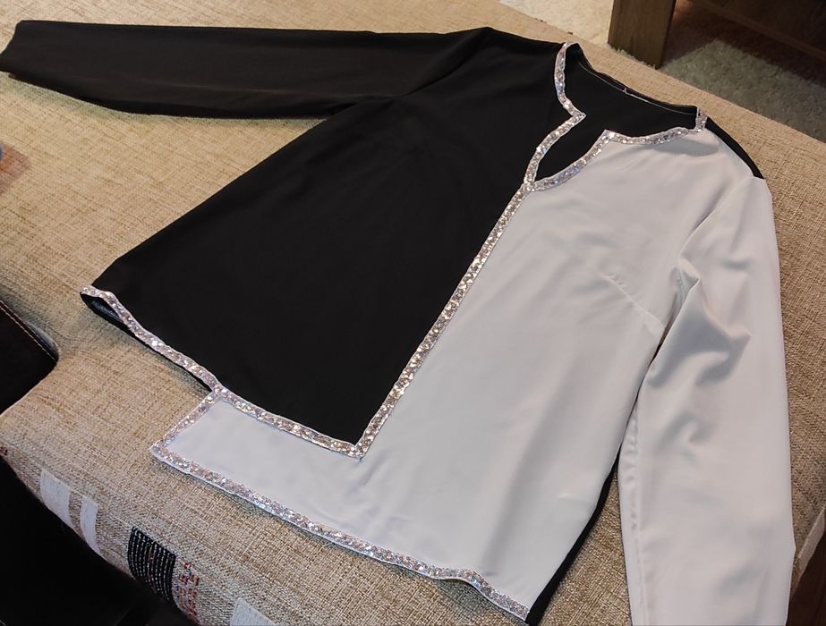 Дамска блуза в бяло и черно.