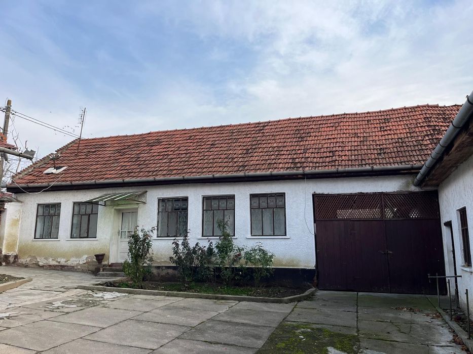 Casă bătrânească și grădină