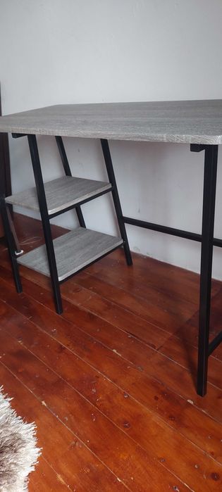 Birou din lemn si construcție de fier