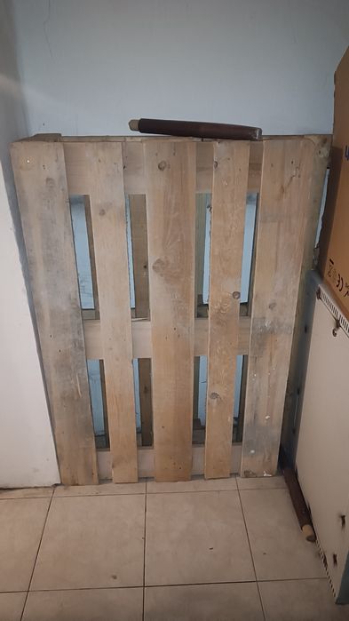 Дървени палета и скари