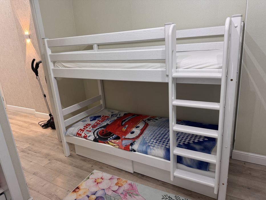 двухъярусную кровать. Почти не использовали
