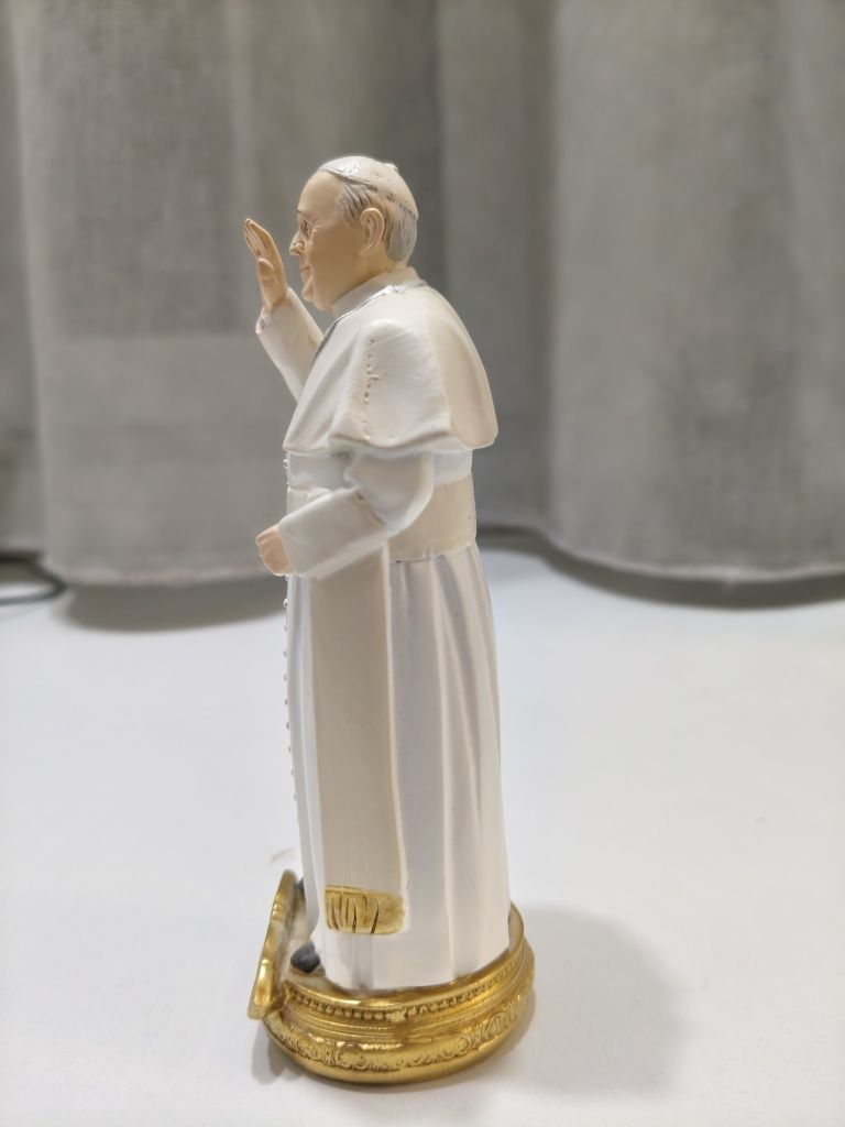 Статуэтка Папы Римского