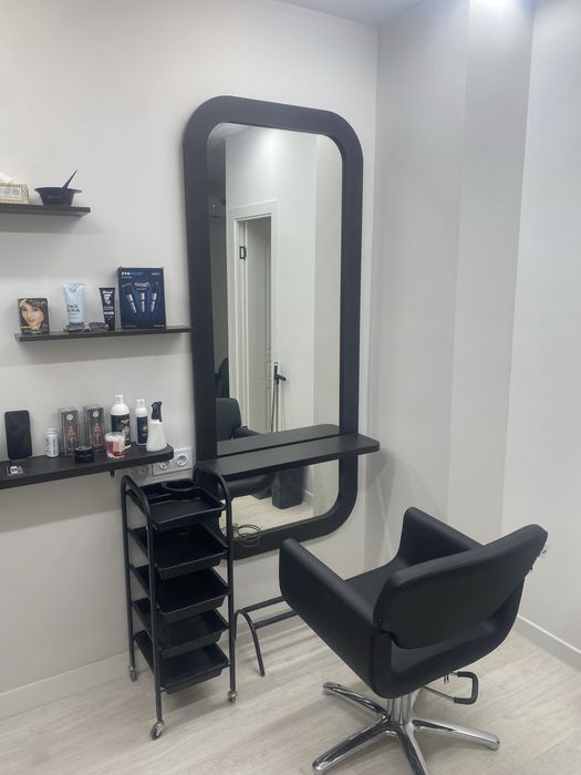 Салон красоты , женские стулья , зеркала