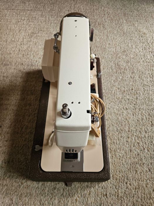 Полска шевна машина Lucznik Predom 432 с куфар в перфектно състояние