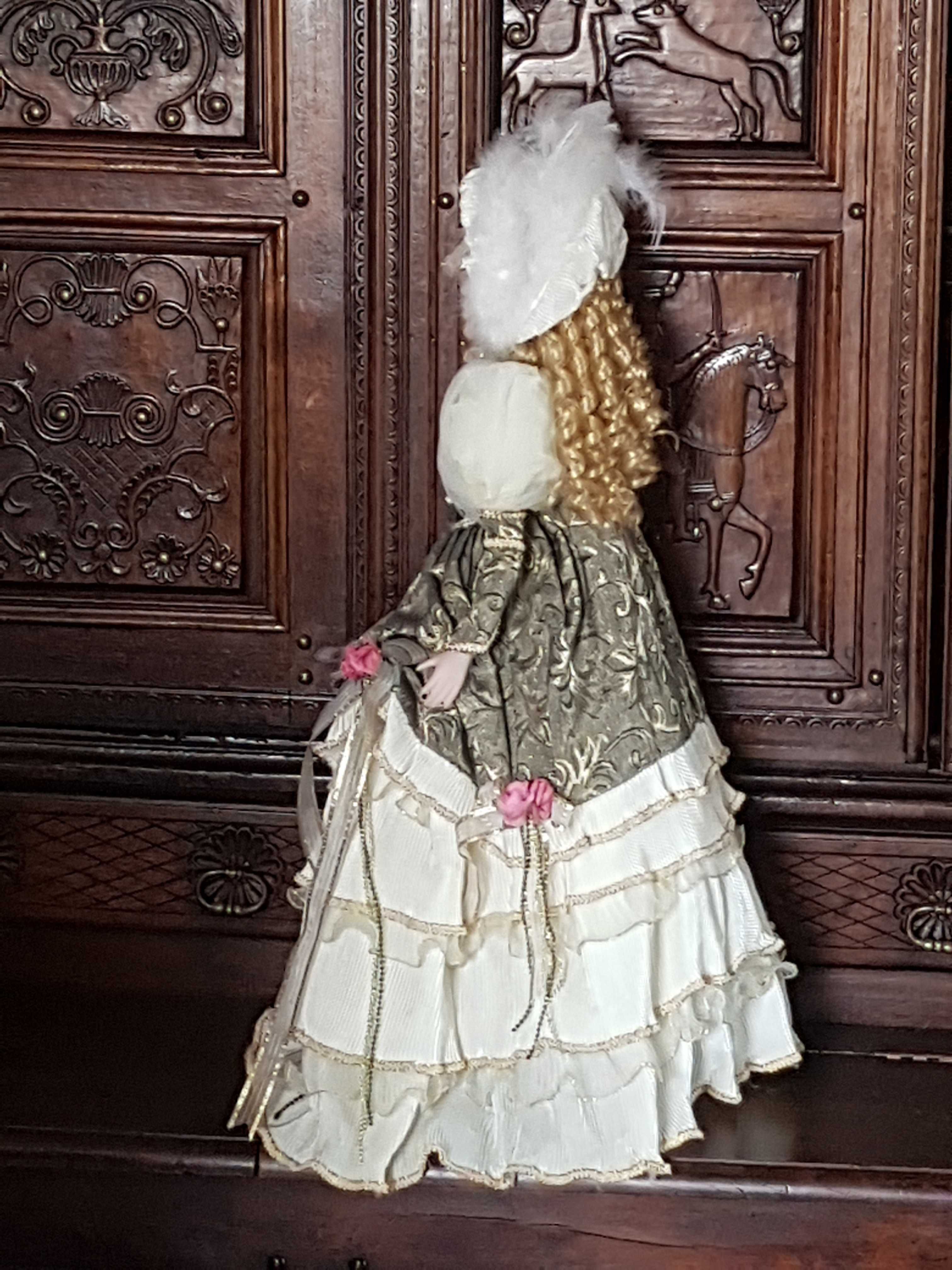 Порцеланова кукла със стойка- 70см