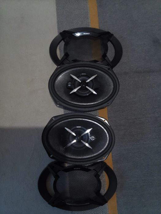 Продавам елипсовидни говорители плюс две кутии