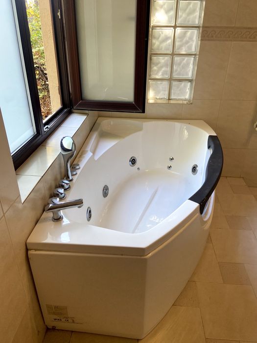 Cada pe colt cu hidromasaj 160x96cm