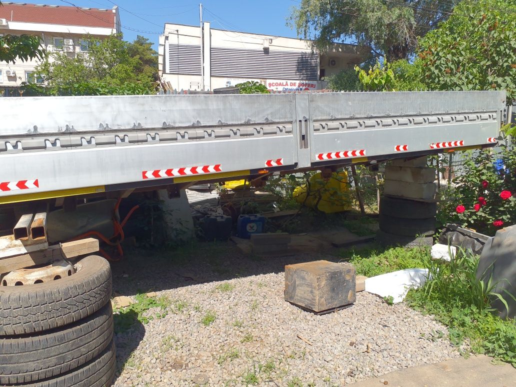 Bena iveco 5 /2,3 cu prelata pe role.