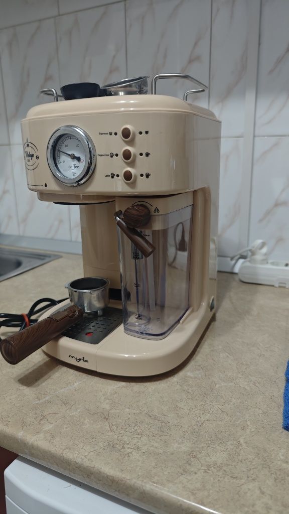 Vând Espressor manual MYRIA MY4443BG, 1.5l, 1250W, 15 bar, crem-maro