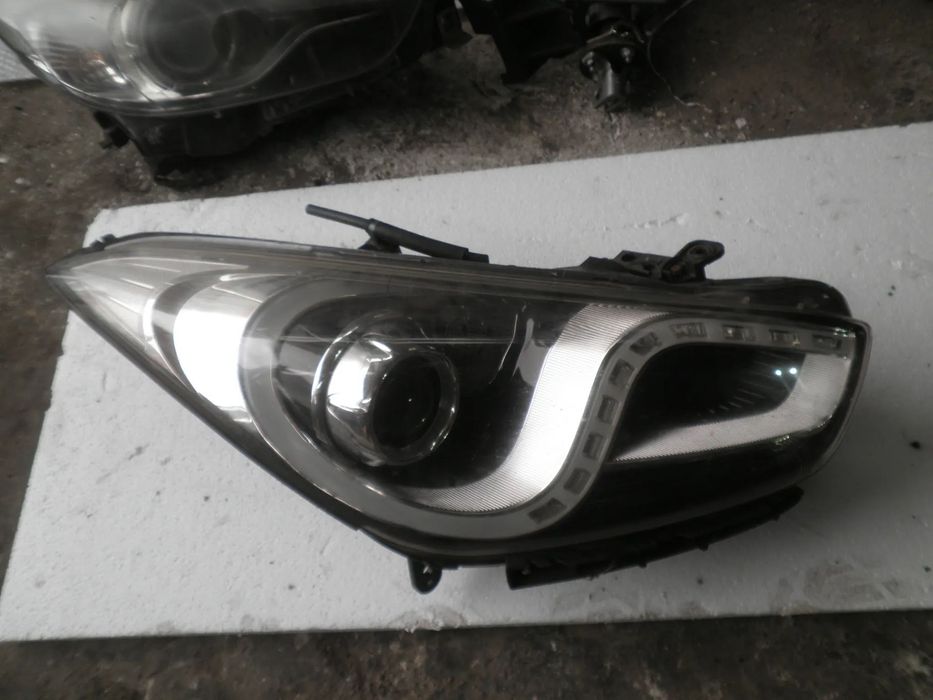 Far stanga / dreapta Hyundai i40 2013