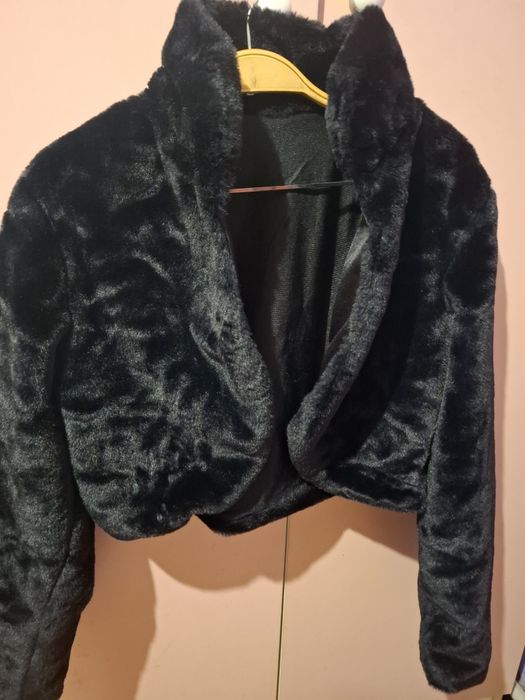 Късо черно пухено палто