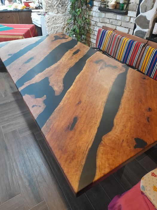 Дизайнерски маси от масив и епоксидна смола