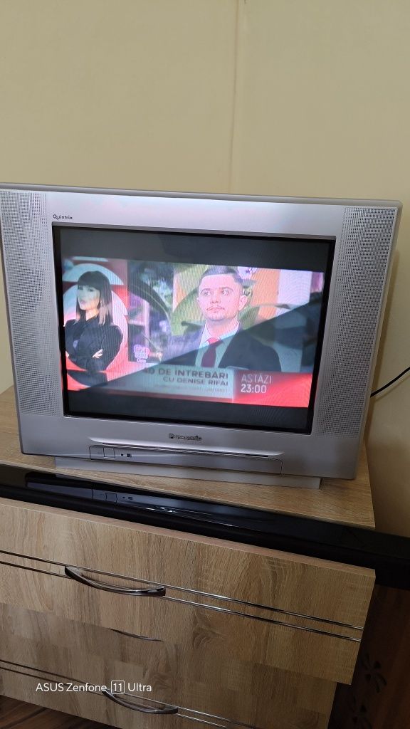 Televizor Panasonic cu tub, telecomanda inclusa