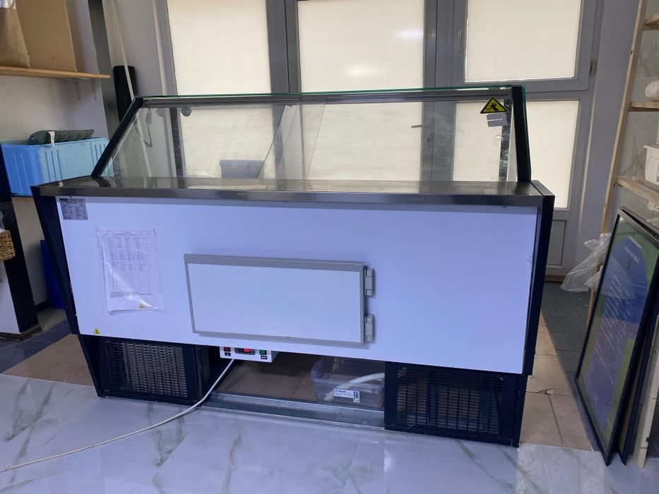 Vitrina mezeluri sau branzeturi