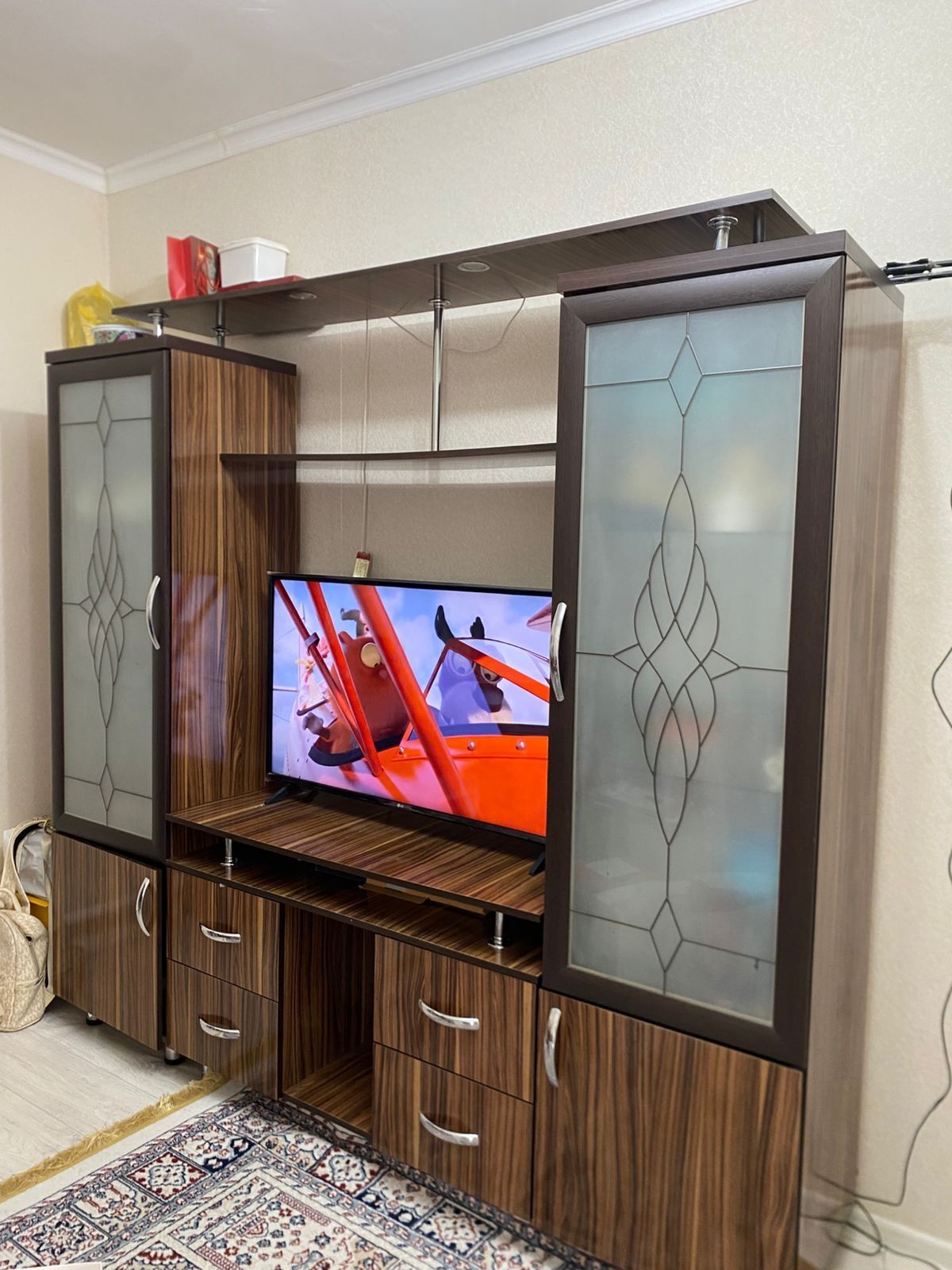 Продам сервант 30тыс