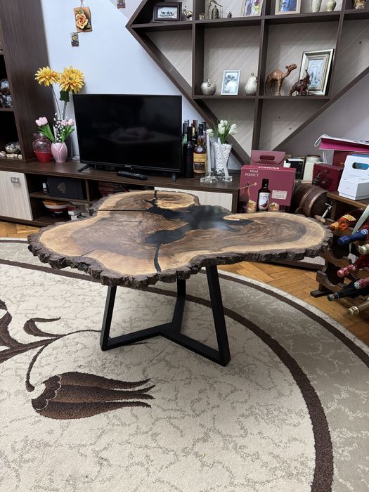 Măsuța de cafea din nuc, rasina epoxidica, interior/exterior