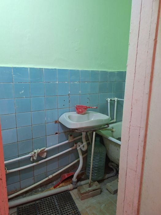 Uy sotiladi Qarshi shaxar 6mn 4etaj 1xonali uy