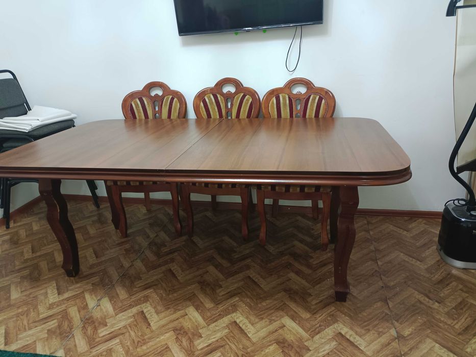 Продается стол в гостиную