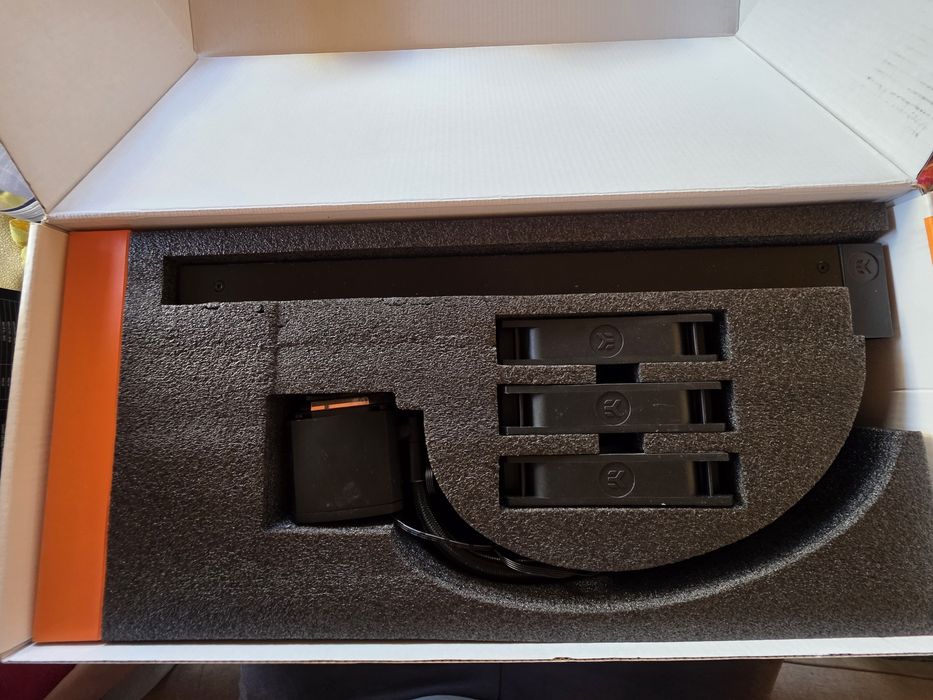 Vând cooler EK Nucleus CR360 Lux D-RGB