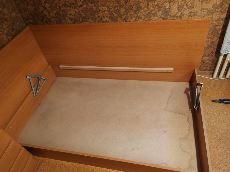 Здравейте, продавам легло, без матрак, 120/200. В отлично състояние