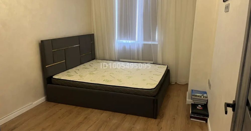 Продам кровать с мотрасом почти новая