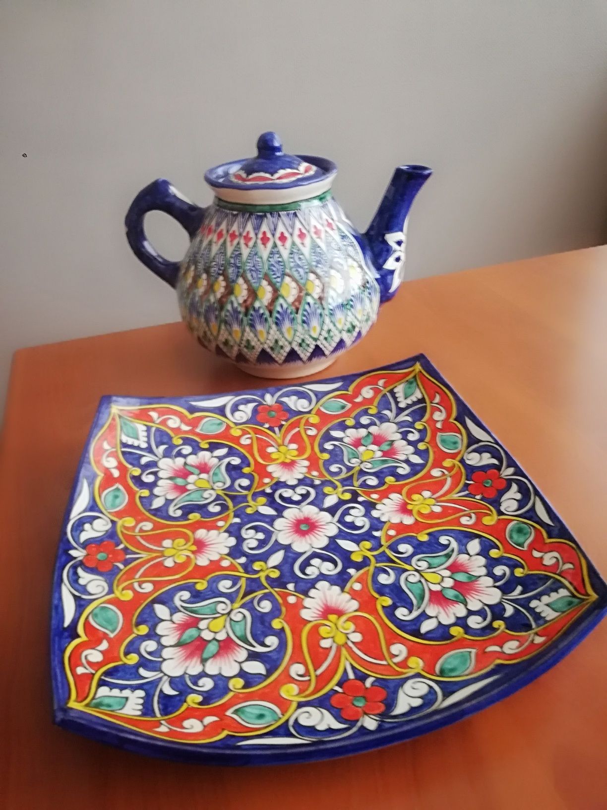Чайник и блюдо керамические