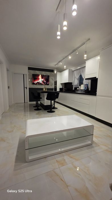 Închiriez apartamentin regim hotelier 3 camere.