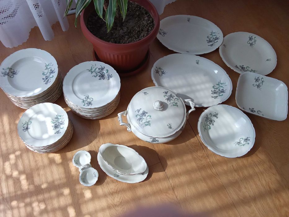 Продавам сервиз за хранене